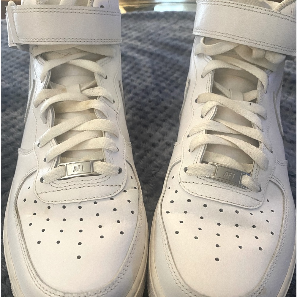 High top Men Air Force Ones.